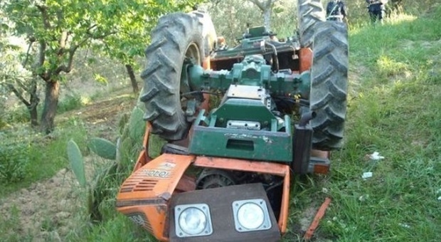 Il trattore si ribalta e lo travolge: morto agricoltore ottantenne