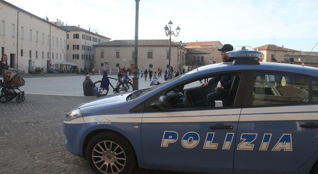 Controlli della polizia in piazza del Duca
