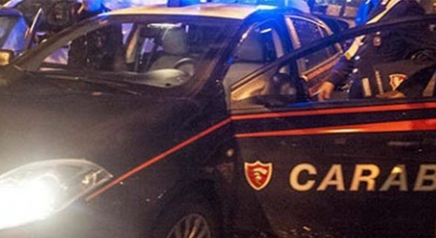 Senza biglietto si rifiutano di scendere e uno dei due si scaglia contro i carabinieri: arrestato. Treno in ritardo di un'ora