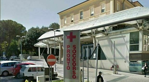 Aggredisce gli infermieri e gira nudo per il pronto soccorso di Pesaro dopo essere rimasto ferito in un incidente in auto: arrestato