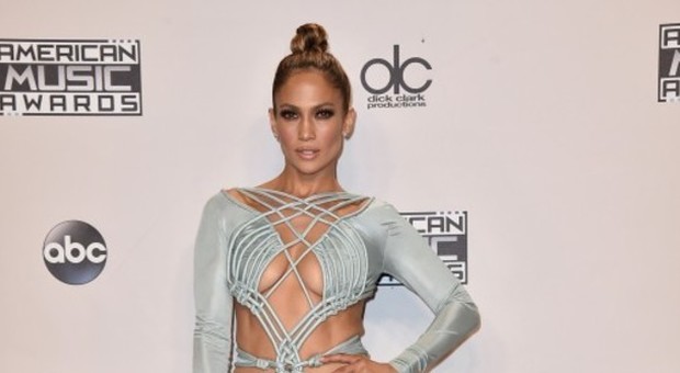 Jennifer Lopez, il vestito cambia ma la trasparenza resta: le mìse agli Ama