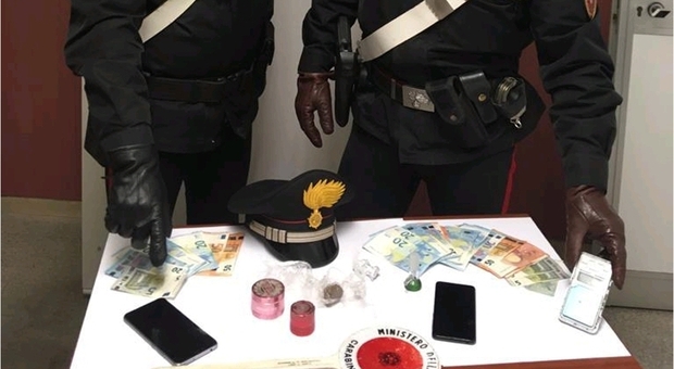 La droga e i soldi sequestrati dai carabinieri