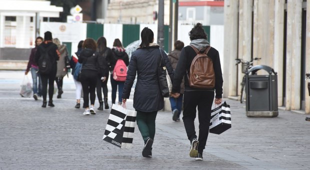 Shopping compulsivo: compra borse e scarpe per 30 mila euro, il giudice le toglie i soldi