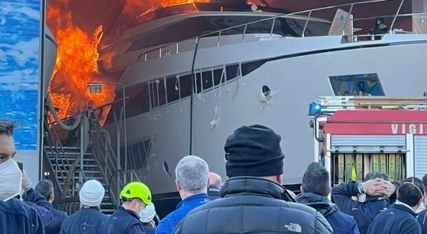 Il maxi rogo avvenuto all'interno del cantiere Ferretti Yacht di Cattolica lo scorso 11 gennaio
