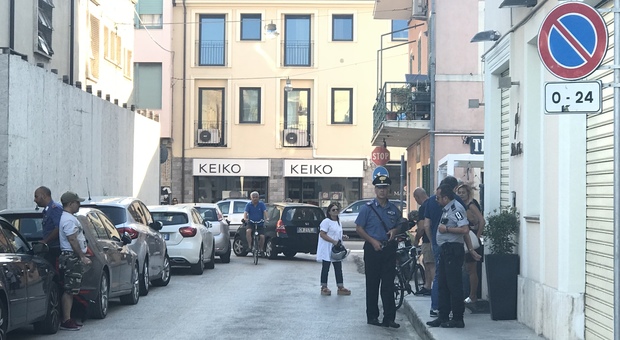 I carabinieri davanti alla gioielleria rapinata