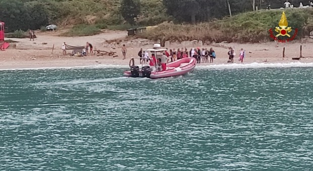 Paura sulla spiaggia di Mezzavalle, soccorse via mare 32 persone: non riuscivano più a risalire il sentiero infangato del Conero