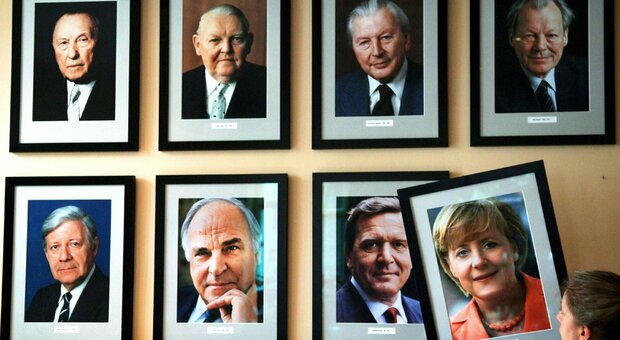 L immagine di Angela Merkel accanto ai ritratti degli altri cancellieri tedeschi, da Adenauer a Schroeder, nel KanzlerEck pub di Berlino (EPA/Jens Buettner)