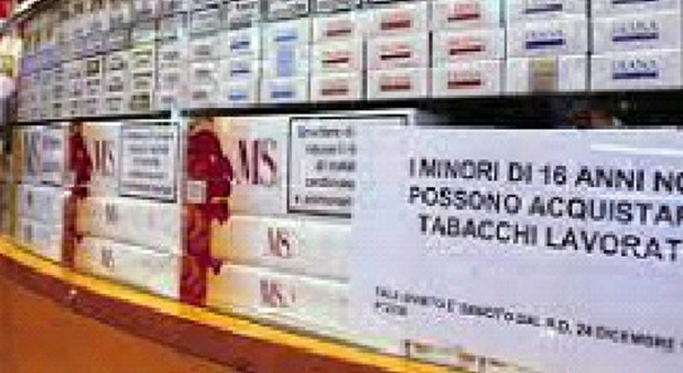 Una tabaccheria con il divieto di vendita di sigarette ai minori