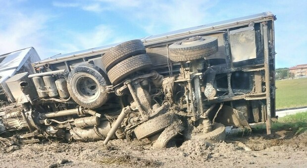 Montecassiano, spaventoso incidente: un camion di concime si ribalta e finisce fuori strada