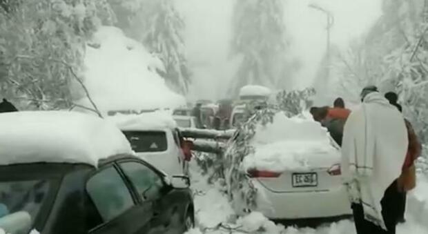 Tempesta di neve in Pakistan, 44 morti: almeno 20 assiderati nelle loro auto intrappolate in strada. Molti sono bambini