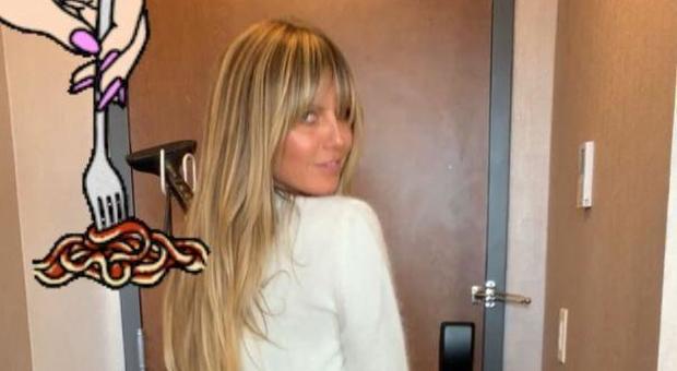 Heidi Klum non entra più nei pantaloni dopo la vacanza in Italia, il siparietto hot sui social