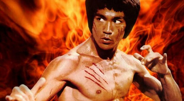 Bruce Lee è morto «perché ha bevuto troppa acqua». L'inchiesta che svela i motivi del decesso della star