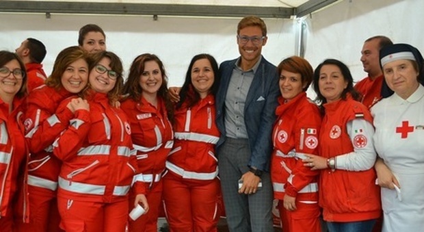 Massimiliano Ossini e le volontarie della Croce Rossa