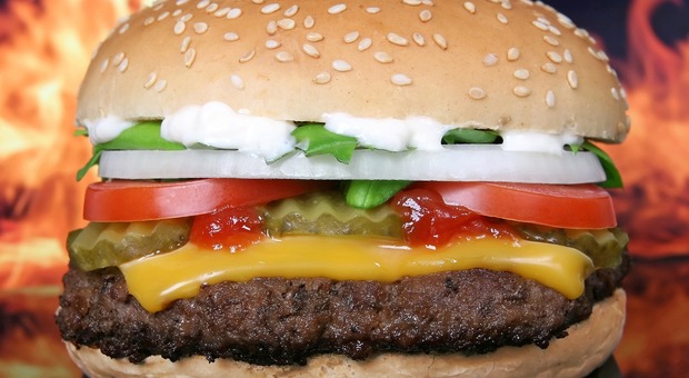 Mastica un hamburger e si rompe un dente: dentro c'erano due chiodi. Viene operato d'urgenza all'intestino, chiuso il fast food