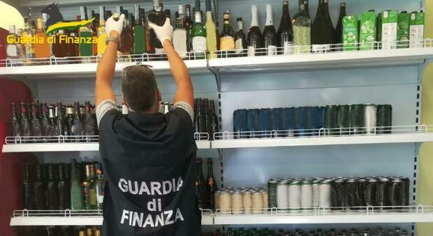 Oltre 30 chili di pesce e 1000 litri di alcolici venduti irregolarmente: blitz della Guardia di Finanza a Macerata