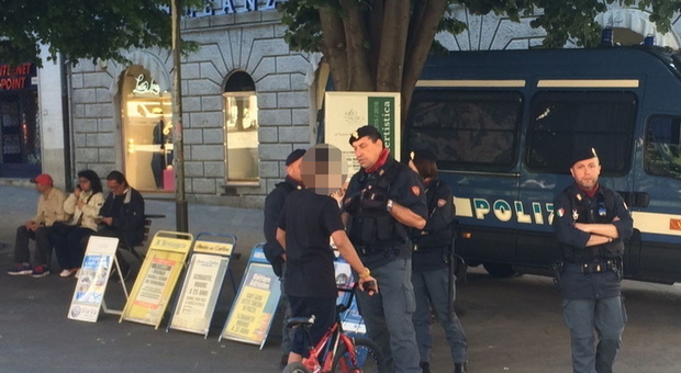 Ancona, l'escalation di 18enne ubriaco con il coltello in tasca: vede la polizia, finge di orinare, raccoglie una birra, ribeve e cerca di dare pugni agli agenti. Foto d'archivio