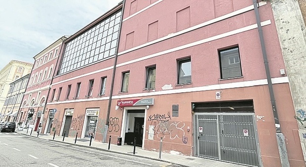 Shopping romano in centro: venduto per 720mila euro il palazzo di via San Martino. Presto all'asta l'ex Goldoni