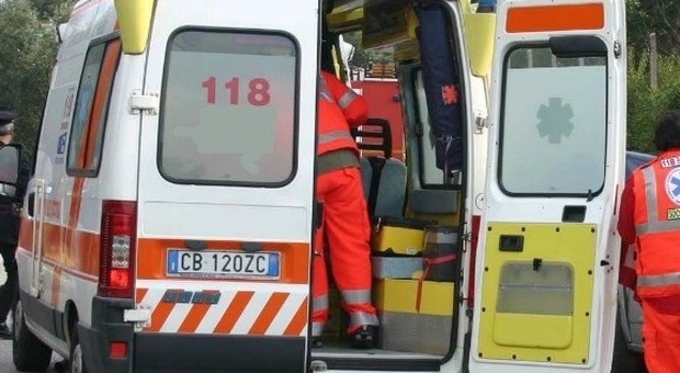 Un'ambulanza del 118: sul posto è intervenuta la Croce Rossa di Osimo