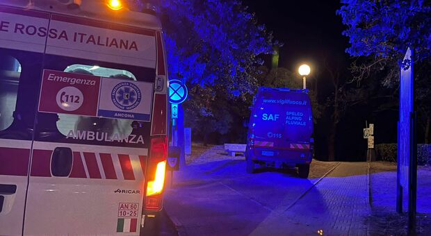 Ancona, cade sugli scogli della Grotta Azzurra: soccorsa una 50enne
