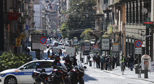 Adolescenti col mitra nel centro di Napoli, tragedia sfiorata: parte un colpo ma non colpisce nessuno