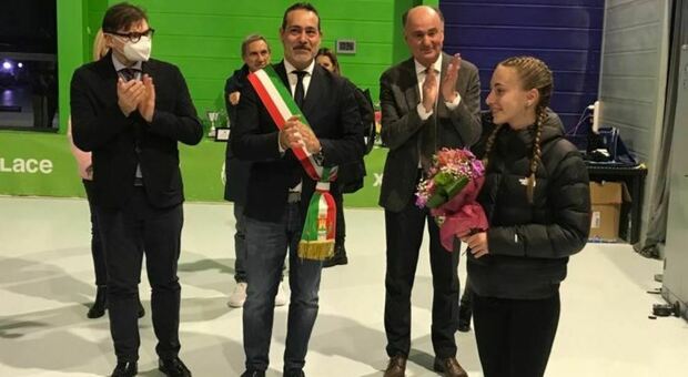 Viola Luciani nella storia: festa a sorpresa a Castelfidardo per la più giovane pattinatrice campionessa del mondo