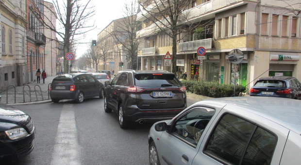 Le auto in fila in viale Don Bosco