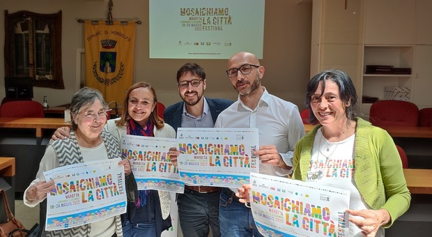 Il sindaco di Mondolfo, al centro, con gli organizzatori del Festival dell'associazione Chiaro Scuro