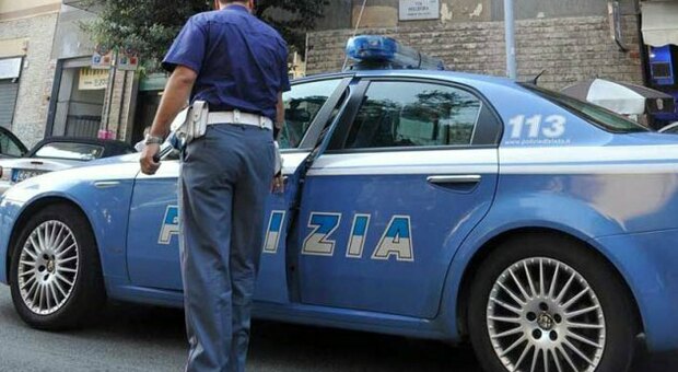 Pesaro, aii domiciliari continua a spacciare: sorpreso con un barattolo di cocaina e 11mila euro, torna in carcere