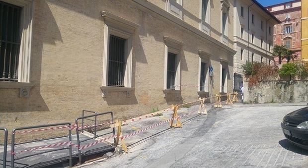 Ancona, il tribunale perde i pezzi: cornicione e calcinacci cadono in strada