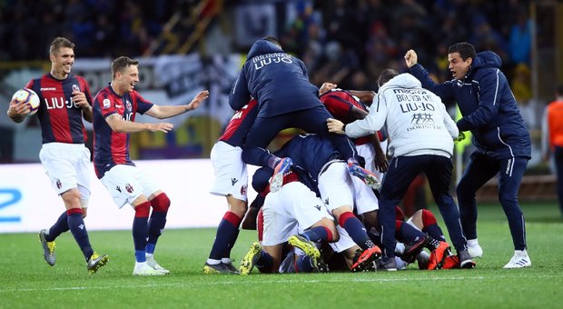 Il Bologna stravince il derby-salvezza 4-1. Parma nei guai