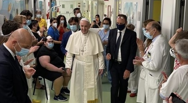 Papa Francesco (senza usare la carrozzina) fa visita ai «suoi piccoli amici» al Gemelli