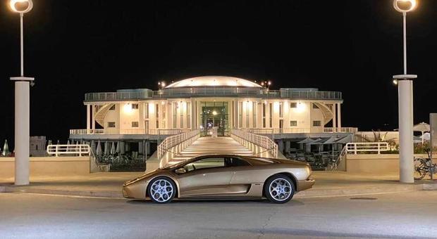 La Lamborghini color oro davanti alla Rotonda a Mare incanta tutti