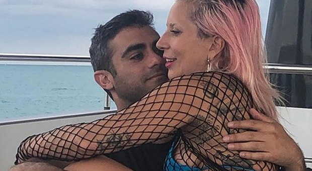 Lady Gaga innamorata: dopo la "truffa" con Bradley Copper eccola col nuovo fidanzato: «Ci siamo diveriti tanto a Miami...»