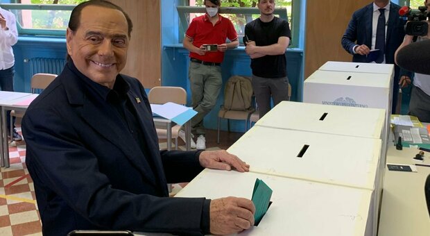 Berlusconi ignora il silenzio elettorale e attacca i giudici sugli arresti a Palemo: «Giustizia politicizzata»