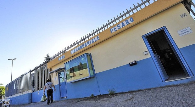 De Poli (Noi Moderati) in visita al carcere di Villa Fastiggi: «Ambienti insalubri e alla polizia penitenziaria servono i taser»