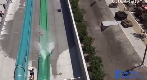 Si lancia dallo scivolo del parco acquatico, bimbo di 10 anni atterra sul cemento