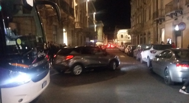 Ascoli, sosta selvaggia in centro: «Bus bloccato per mezz'ora e nessuna multa dei vigili»