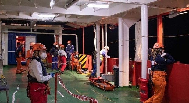 Dietrofront: la nave con i migranti non sbarcherà più a Pesaro
