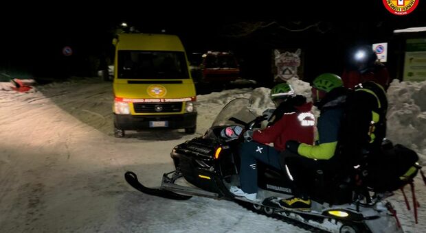 Soccorsi con l'ausilio delle motoslitte due escursionisti dispersi nella notte sui monti della Laga