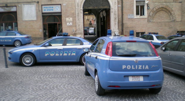Le auto della polizia davanti alla questura
