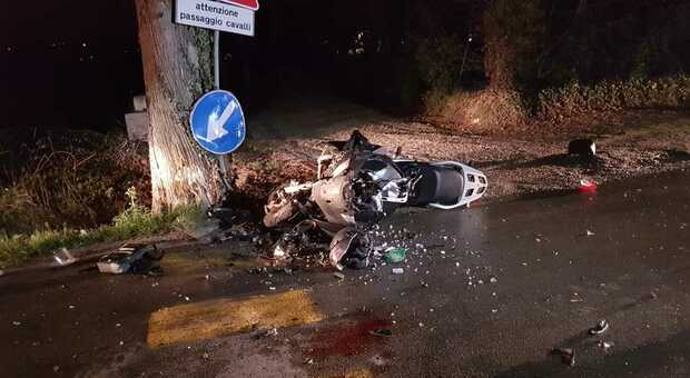 La moto distrutta dall'impatto con l'albero. Si ringrazia Ballante per la foto
