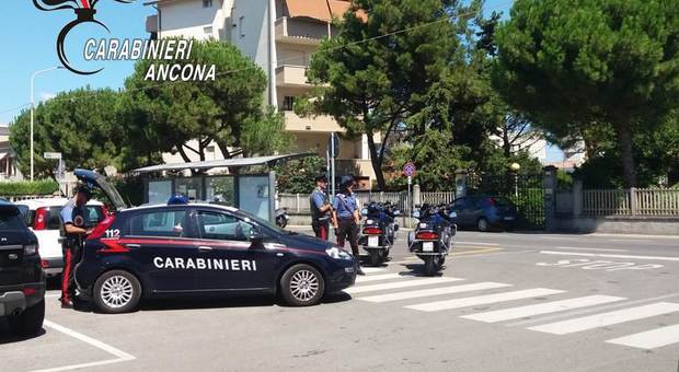 Ancona, ubriaco rompe a calci la portiera dell'autobus: inseguito e acciuffato