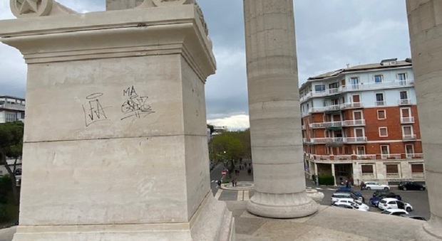 Alcune scritte sul Monumento ai Caduti al Passetto