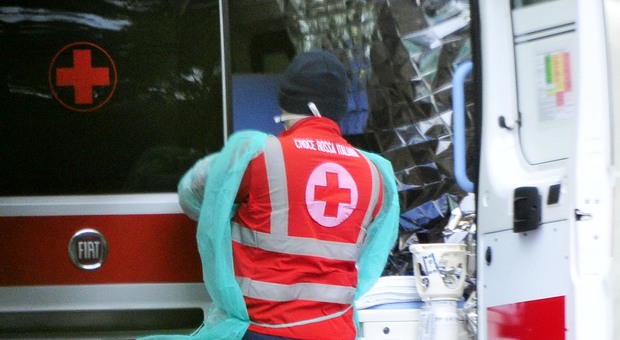 Pesaro, nella trincea del Covid-19 con i volontari della Croce Rossa: «In una notte trasportati 60 pazienti»