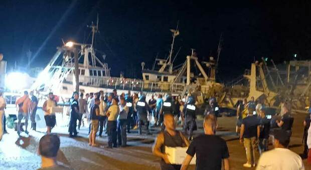 Lo sbarco dei pescatori sambenedettesi tra le forze dell'ordine