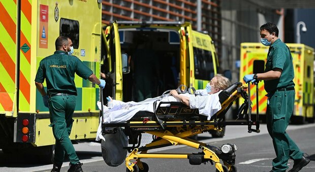 Covid, ospedali in crisi in Gran Bretagna: ambulanze in attesa anche per 12 ore