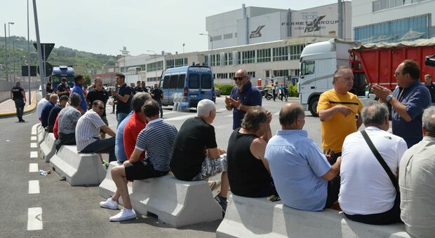 La protesta della marineria al porto di Ancona