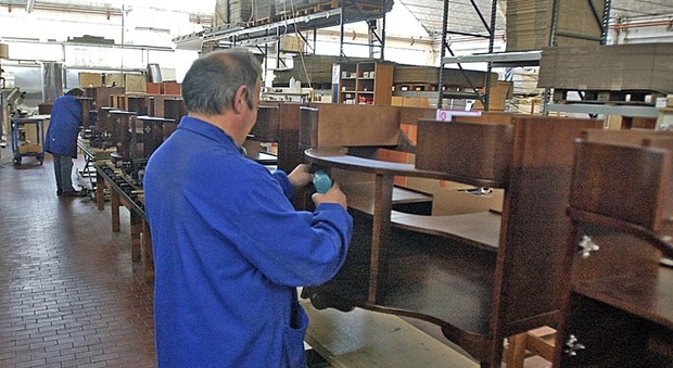 L'interno di un mobilificio, produzione tipica del Pesarese