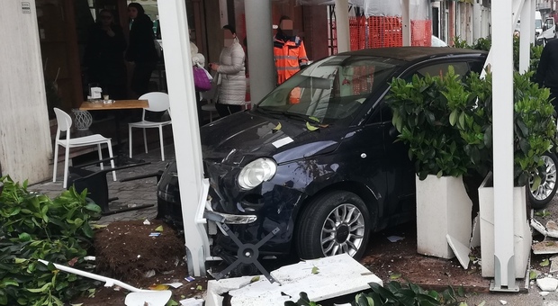 Tragedia sfiorata: l'auto impazzita piomba su tavolini e sedie del bar