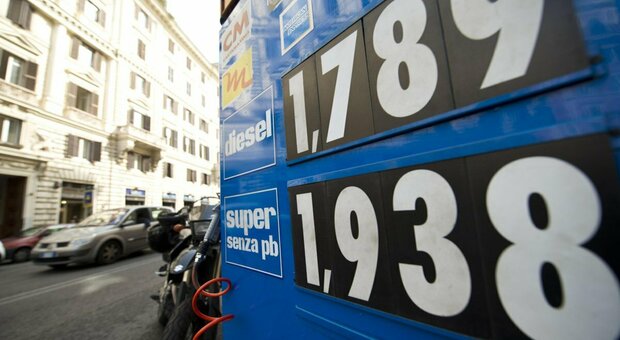 Benzina e diesel, ci risiamo: prezzi di nuovo sopra i 2 euro in tutta Italia. «Stangata da 456 euro a famiglia»